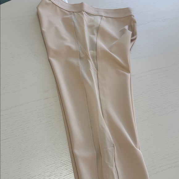 New without tags Alo Yoga highwaist ballet dream legging in macadamia - Picture 10 of 12
